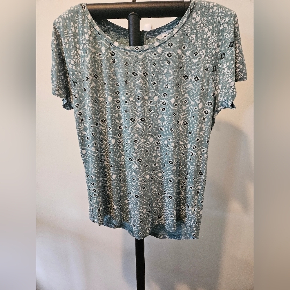 LUCKY BRAND HIGH-LOW SAGE, WHITE & BLACK PATTERNED SCOOP NECK TOP SIZE MEDIUM